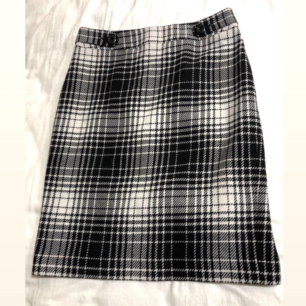 Semantiks Black/Grey/White plaid skirt size 6